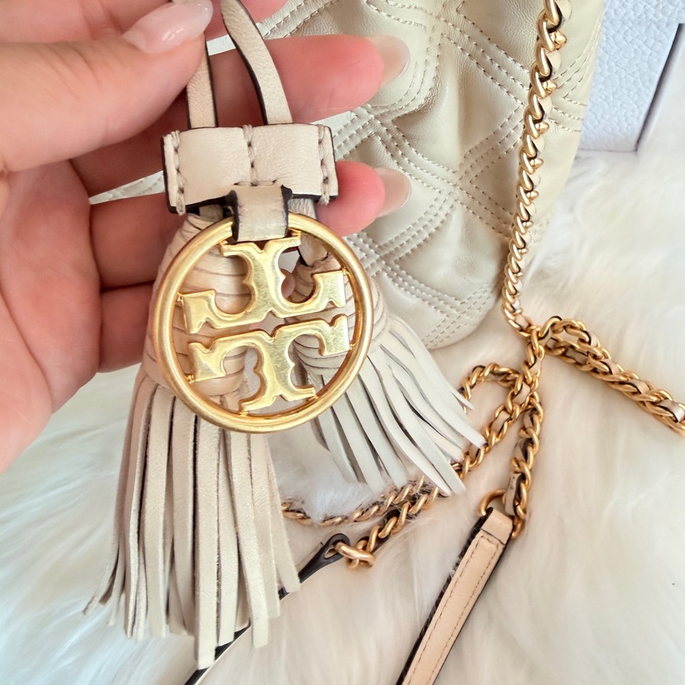 Tory Burch Cream Quilted Crossbody Bag with Gold Chain - Picture 2 of 13